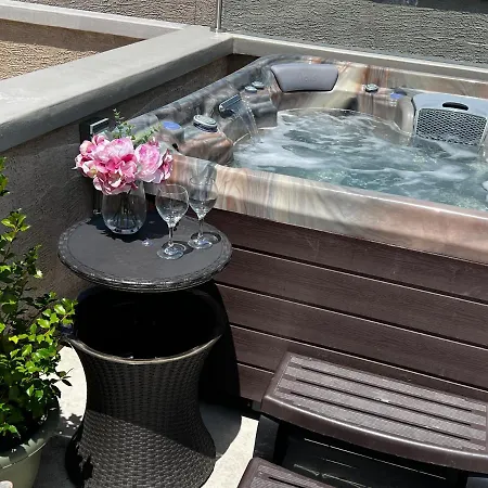 Center City Roofdeck Hot Tub W Garage